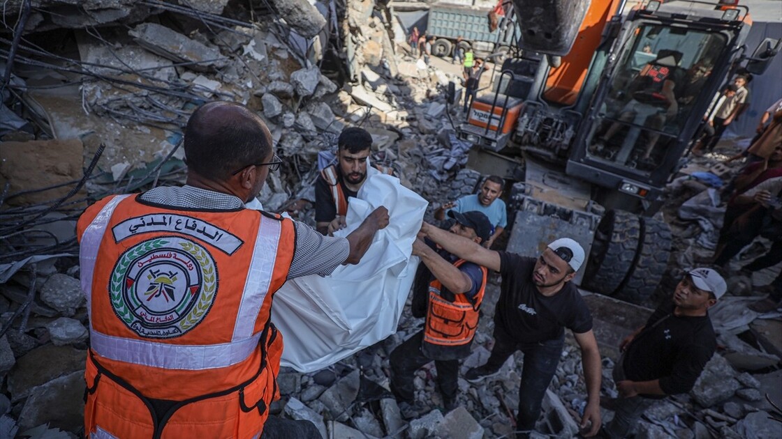 Gazze'de İsrail saldırısında hasar gören binanın çökmesi sonucu 5'i çocuk 11 kişi hayatını kaybetti