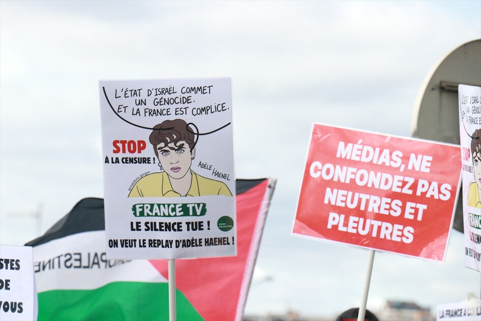 Filistin yanlısı göstericiler Paris'teki France Televisions genel merkezi önünde gösteri düzenledi