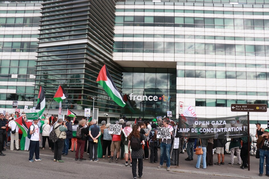 Filistin yanlısı göstericiler Paris'teki France Televisions genel merkezi önünde gösteri düzenledi