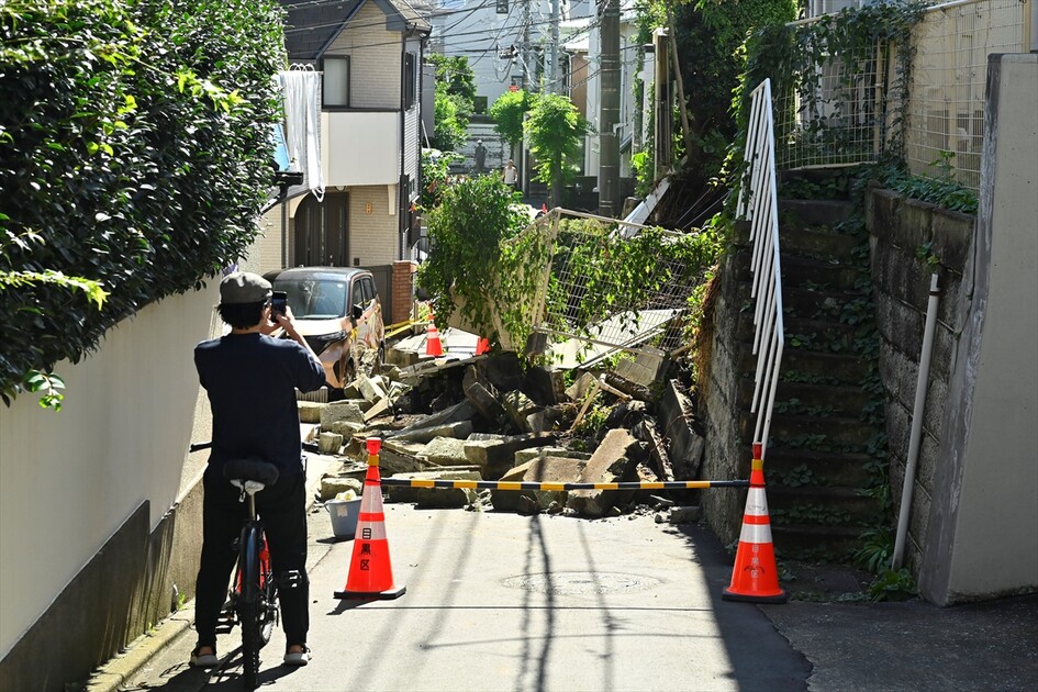 Typhoon Dujuan causes landslide damage in Tokyo