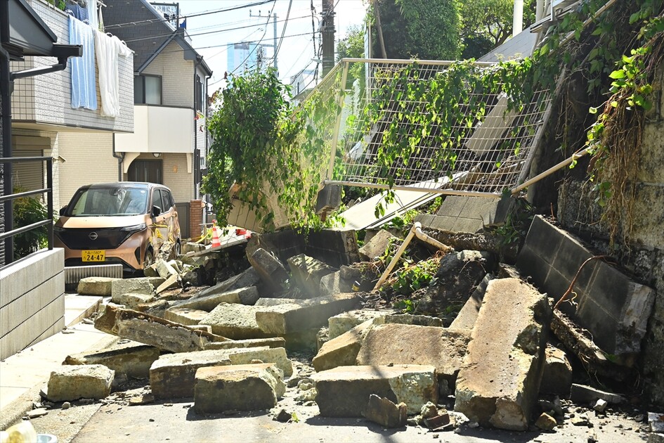Typhoon Dujuan causes landslide damage in Tokyo