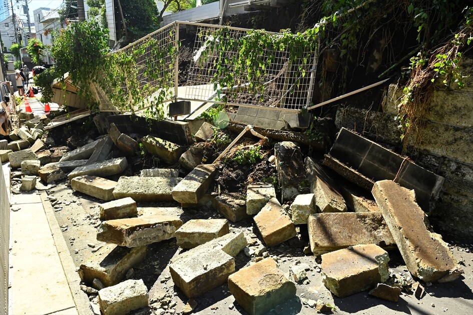 Typhoon Dujuan causes landslide damage in Tokyo