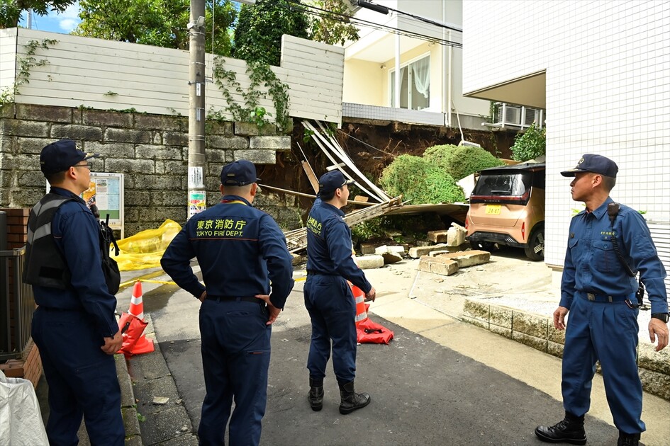 Typhoon Dujuan causes landslide damage in Tokyo