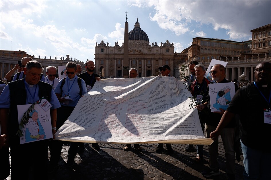 Soykırıma Karşı Rahipler grubu, Roma'da Filistinlilere yönelik soykırımı protesto etti