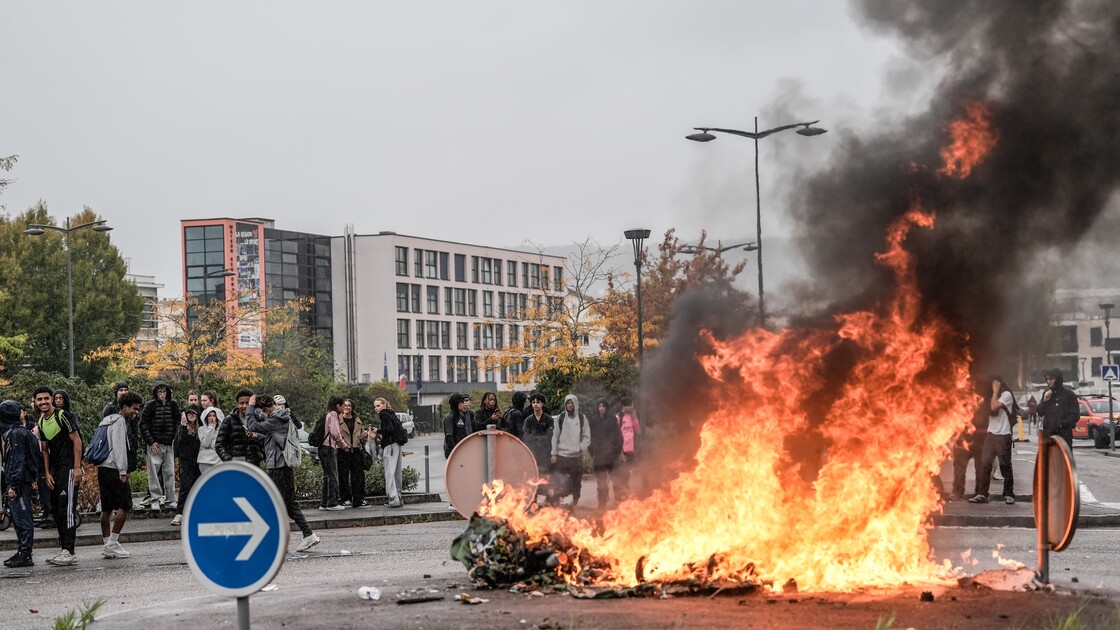 Fransa'da ülke genelinde düzenlenen eylemlerde polis ile öğrenciler arasında arbede yaşandı