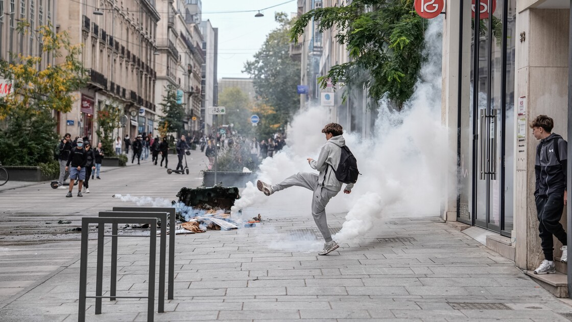Fransa'da ülke genelinde düzenlenen eylemlerde polis ile öğrenciler arasında arbede yaşandı