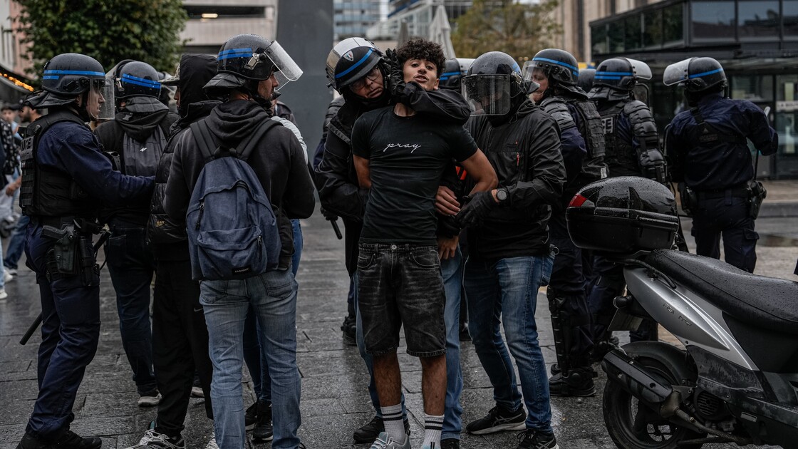 Fransa'da ülke genelinde düzenlenen eylemlerde polis ile öğrenciler arasında arbede yaşandı