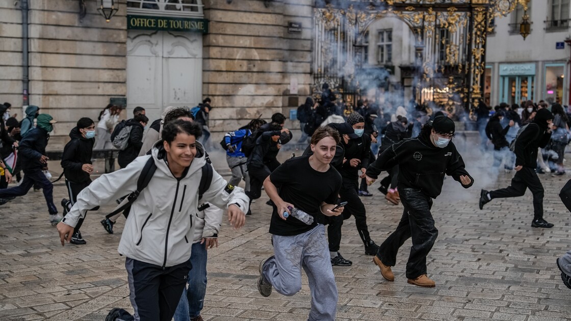 Fransa'da ülke genelinde düzenlenen eylemlerde polis ile öğrenciler arasında arbede yaşandı