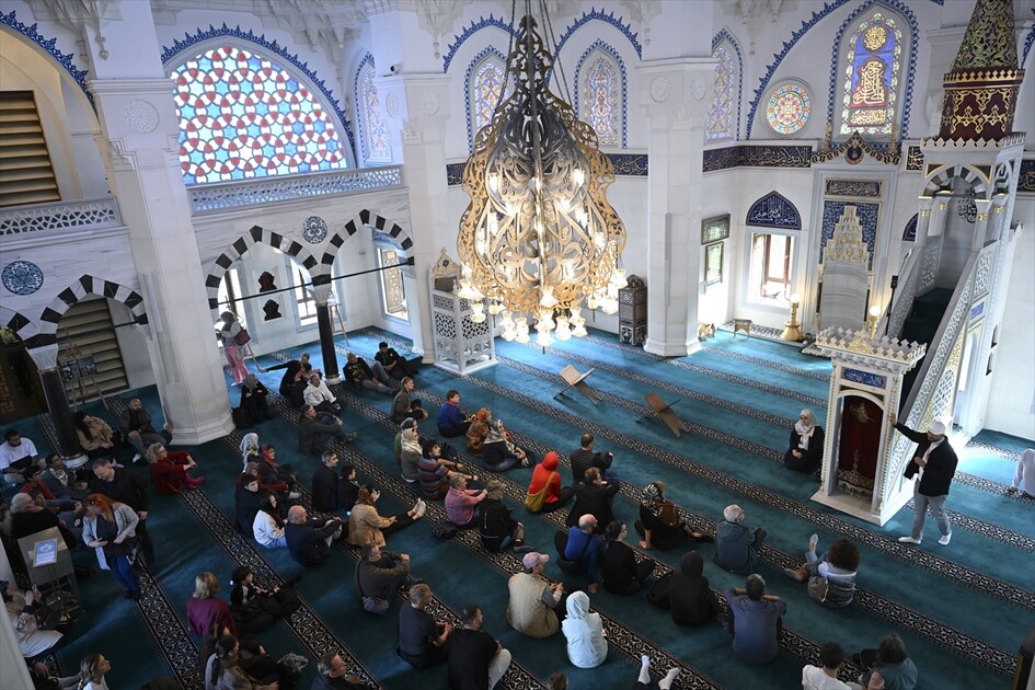Almanya’da düzenlenen “Açık Cami Günü” etkinliğine yoğun ilgi