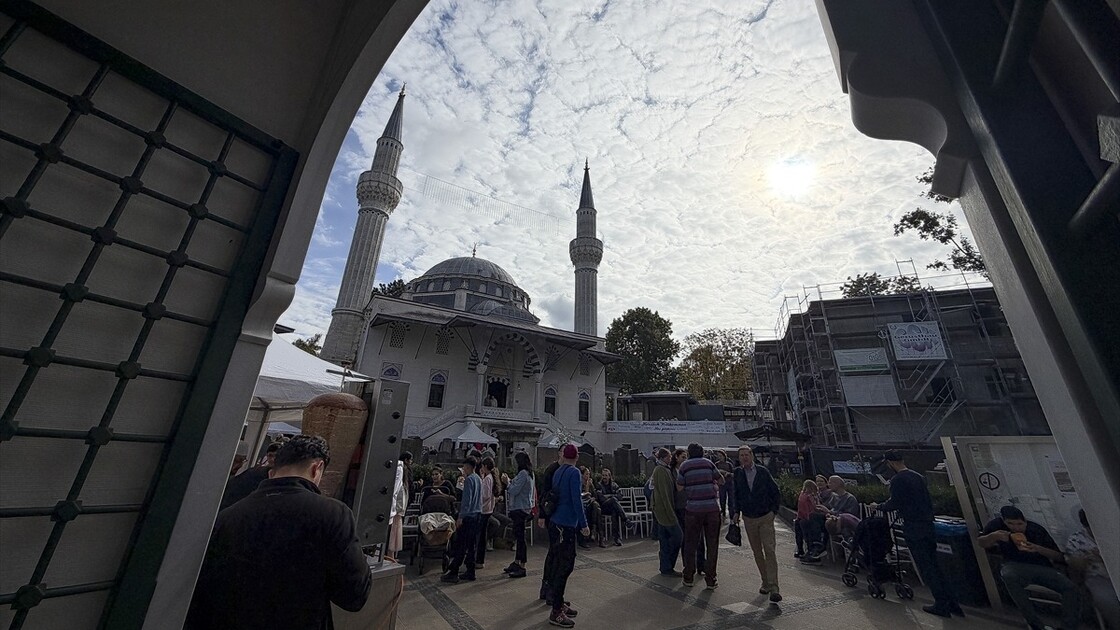 Almanya’da düzenlenen “Açık Cami Günü” etkinliğine yoğun ilgi