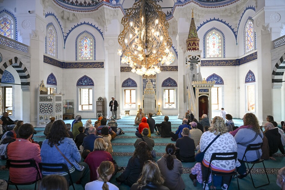 Almanya’da düzenlenen “Açık Cami Günü” etkinliğine yoğun ilgi