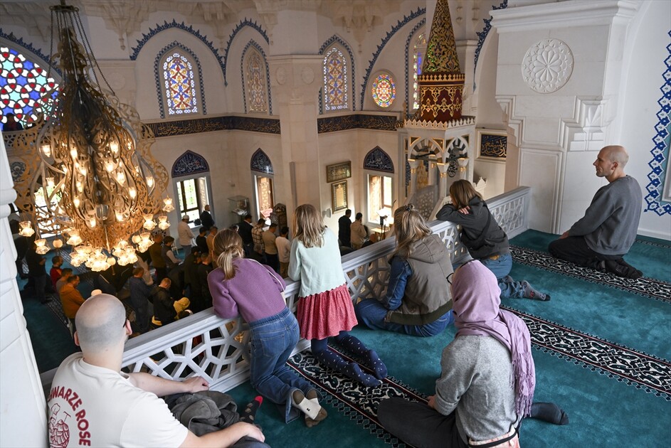 Almanya’da düzenlenen “Açık Cami Günü” etkinliğine yoğun ilgi