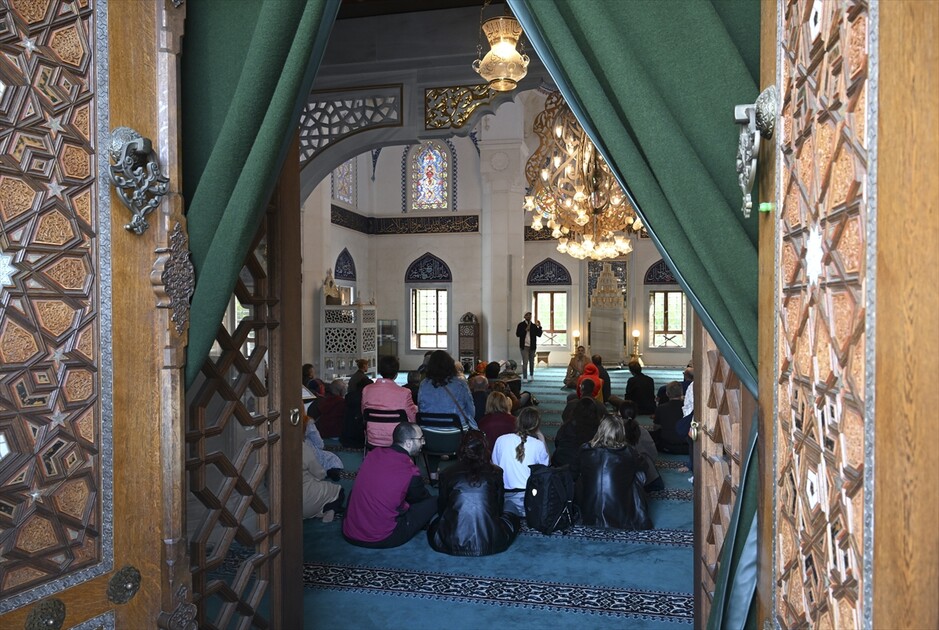 Almanya’da düzenlenen “Açık Cami Günü” etkinliğine yoğun ilgi