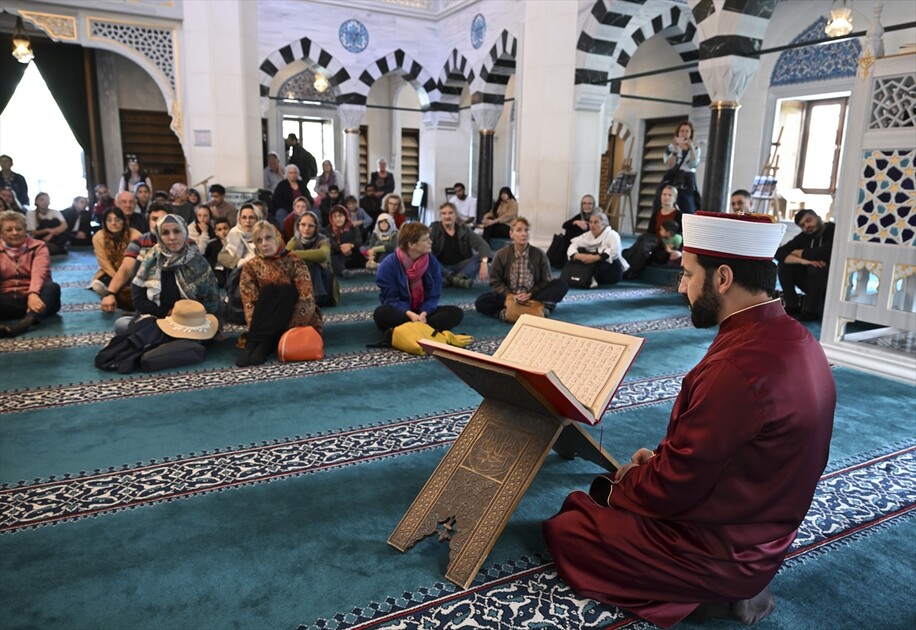 Almanya’da düzenlenen “Açık Cami Günü” etkinliğine yoğun ilgi