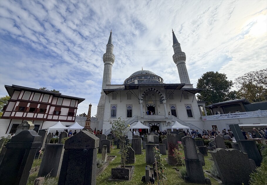 Almanya’da düzenlenen “Açık Cami Günü” etkinliğine yoğun ilgi