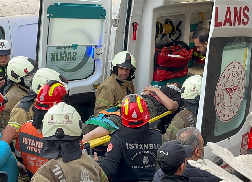Maltepe’de 7 katlı binada kısmi çökme meydana geldi
