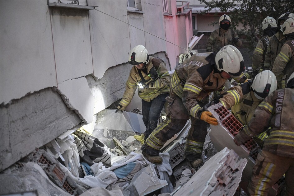 Maltepe’de 7 katlı binada kısmi çökme meydana geldi