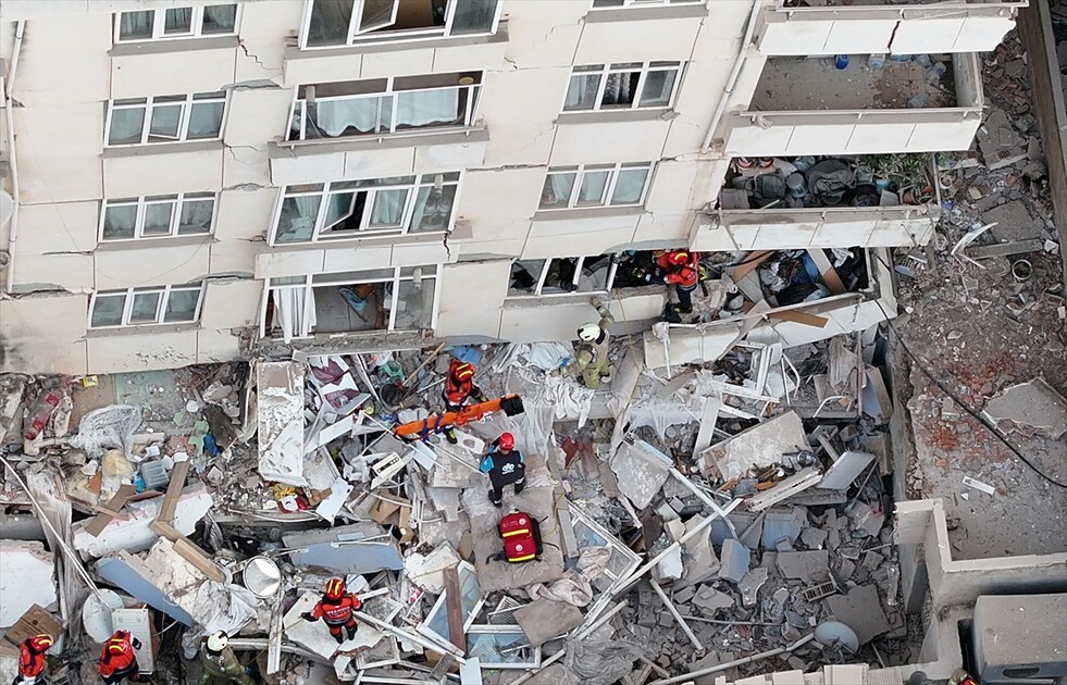Maltepe’de 7 katlı binada kısmi çökme meydana geldi