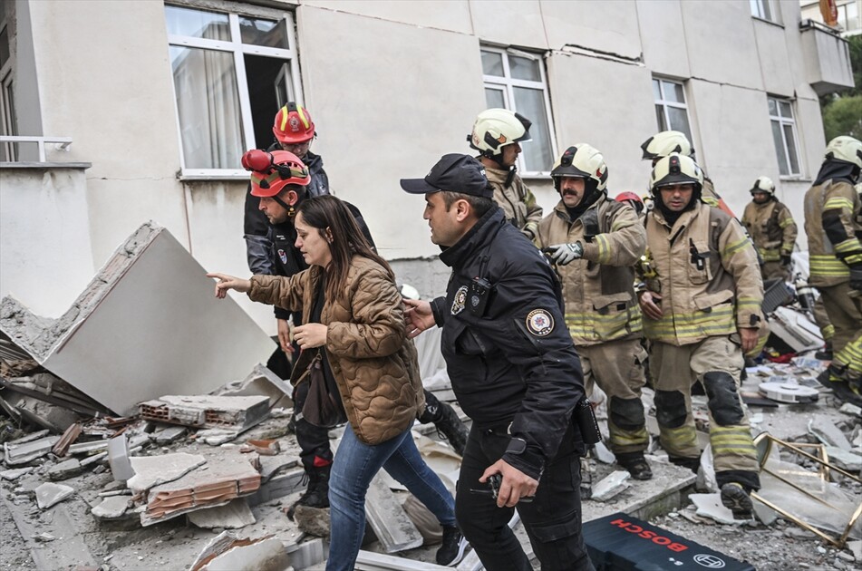 Maltepe’de 7 katlı binada kısmi çökme meydana geldi