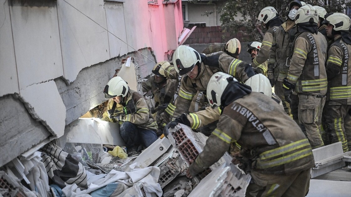 Maltepe’de 7 katlı binada kısmi çökme meydana geldi