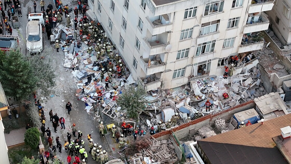 Maltepe’de 7 katlı binada kısmi çökme meydana geldi