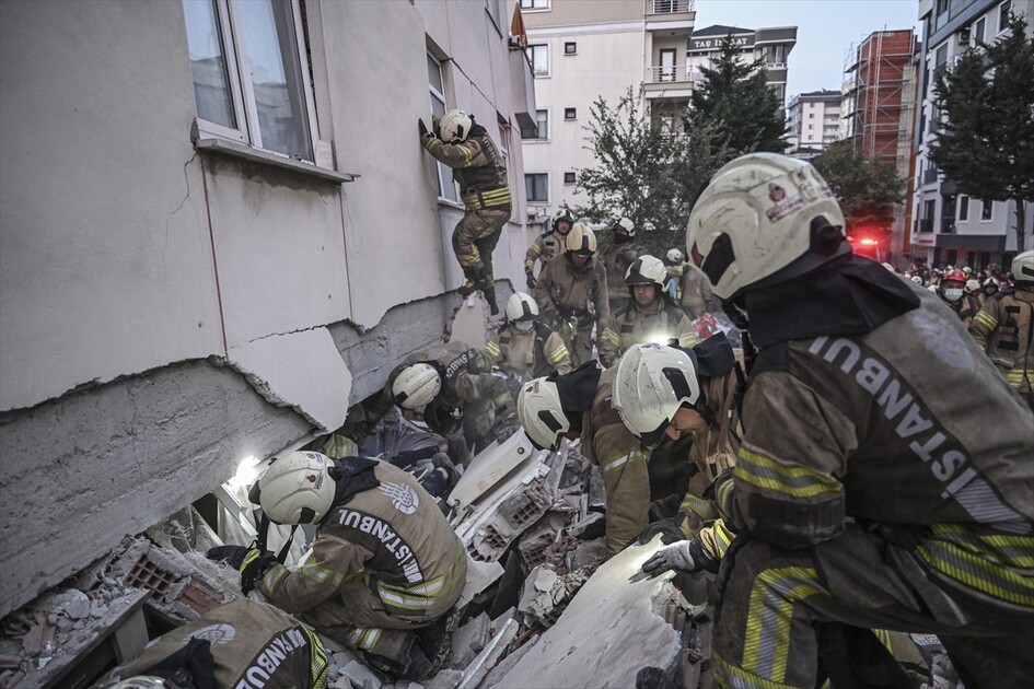 Maltepe’de 7 katlı binada kısmi çökme meydana geldi