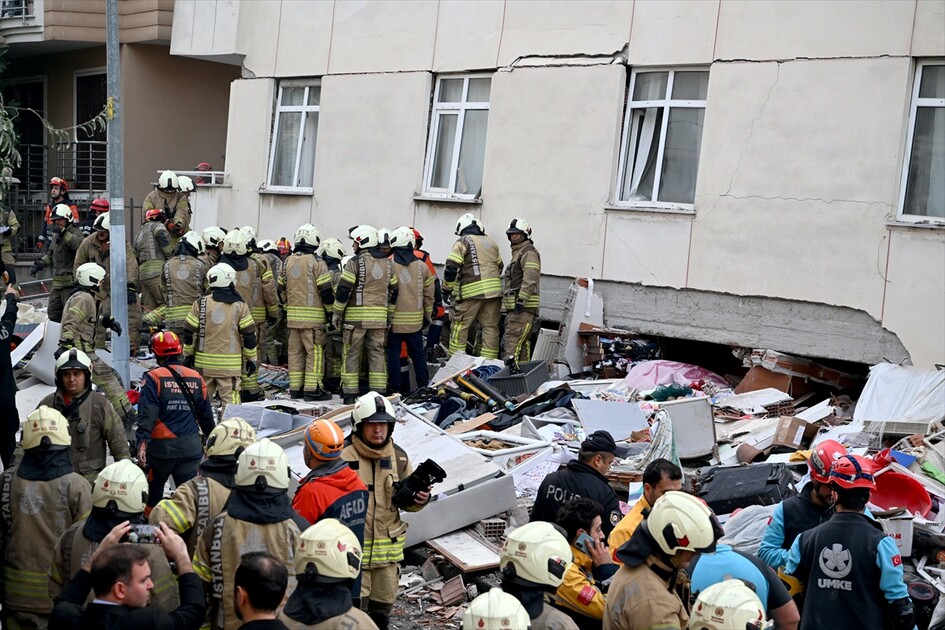 Maltepe’de 7 katlı binada kısmi çökme meydana geldi