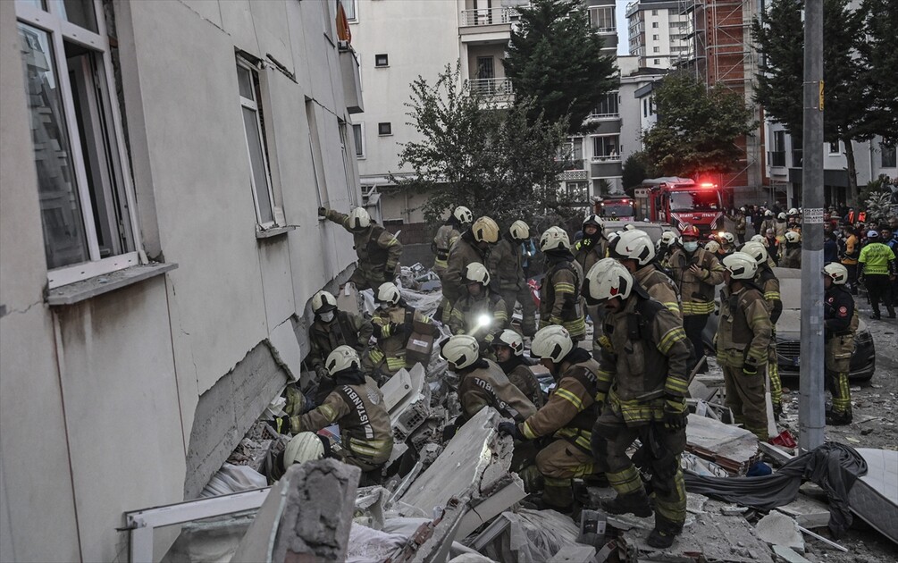 Maltepe’de 7 katlı binada kısmi çökme meydana geldi
