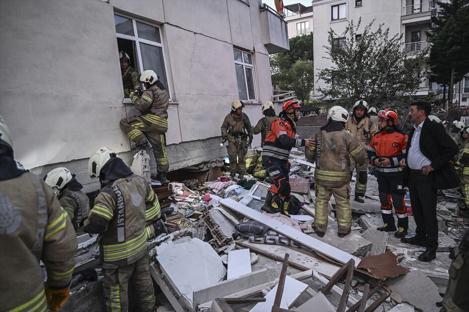 Maltepe’de 7 katlı binada kısmi çökme meydana geldi