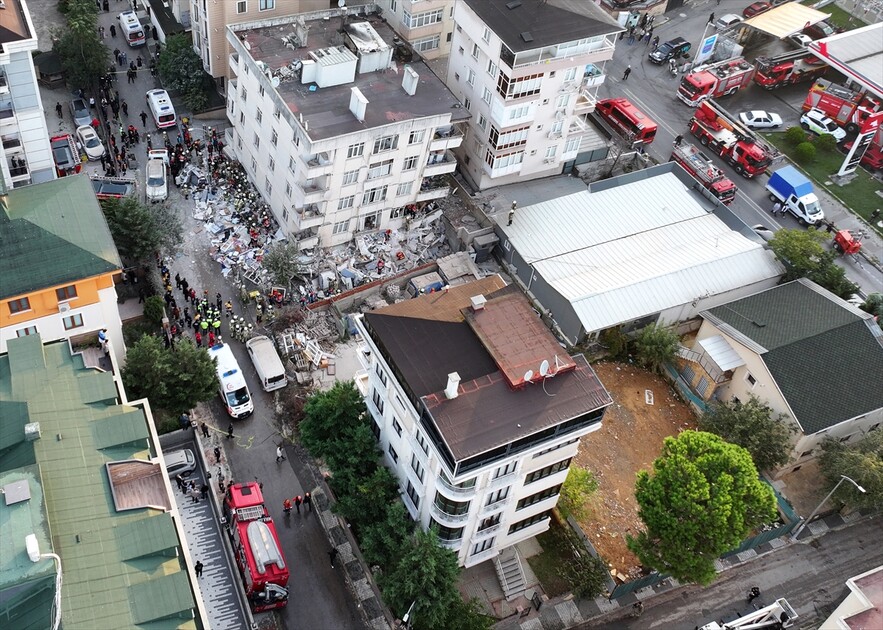Maltepe’de 7 katlı binada kısmi çökme meydana geldi