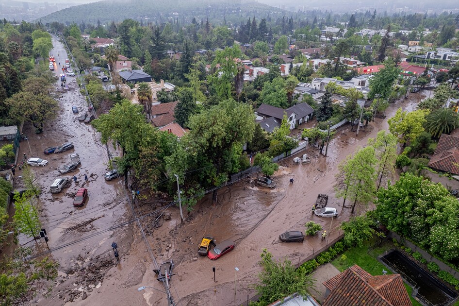 Şili’de etkili olan sel nedeniyle çok sayıda araç hasar gördü