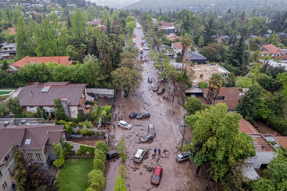 Şili’de etkili olan sel nedeniyle çok sayıda araç hasar gördü