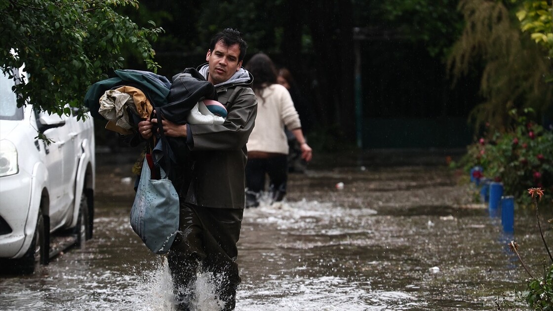 Santiago'da şiddetli yağış ve dolu sele yol açtı: Kırmızı alarm ilan edildi