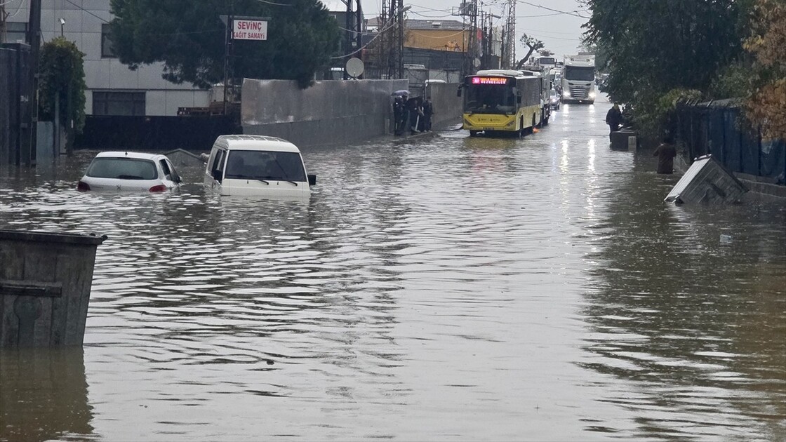 İstanbul'da sağanak hayatı olumsuz etkiledi