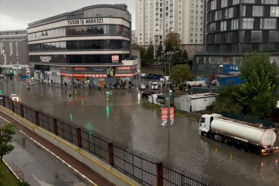 İstanbul'da sağanak hayatı olumsuz etkiledi