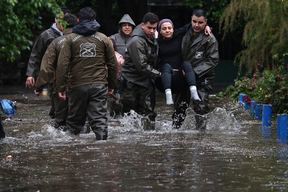 Santiago'da şiddetli yağış ve dolu sele yol açtı: Kırmızı alarm ilan edildi