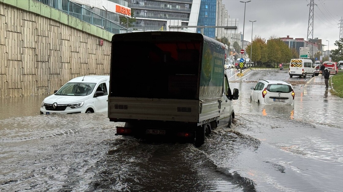 İstanbul'da sağanak hayatı olumsuz etkiledi