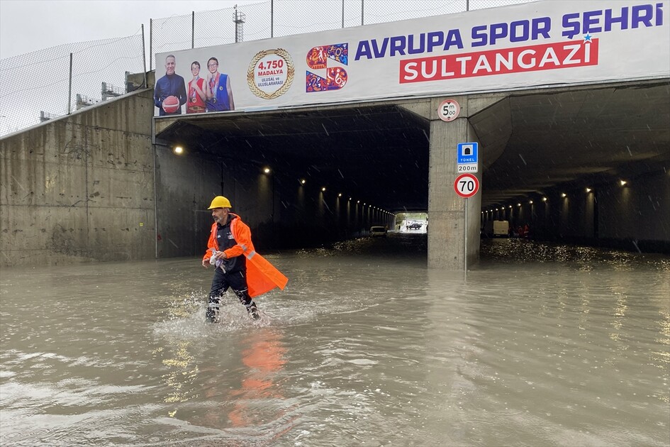 İstanbul'da sağanak hayatı olumsuz etkiledi