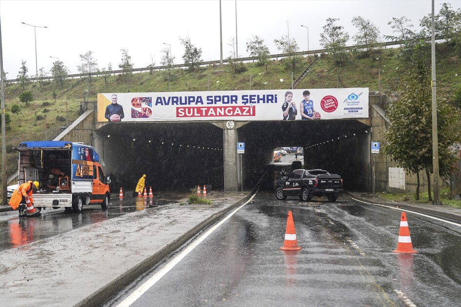İstanbul'da sağanak hayatı olumsuz etkiledi