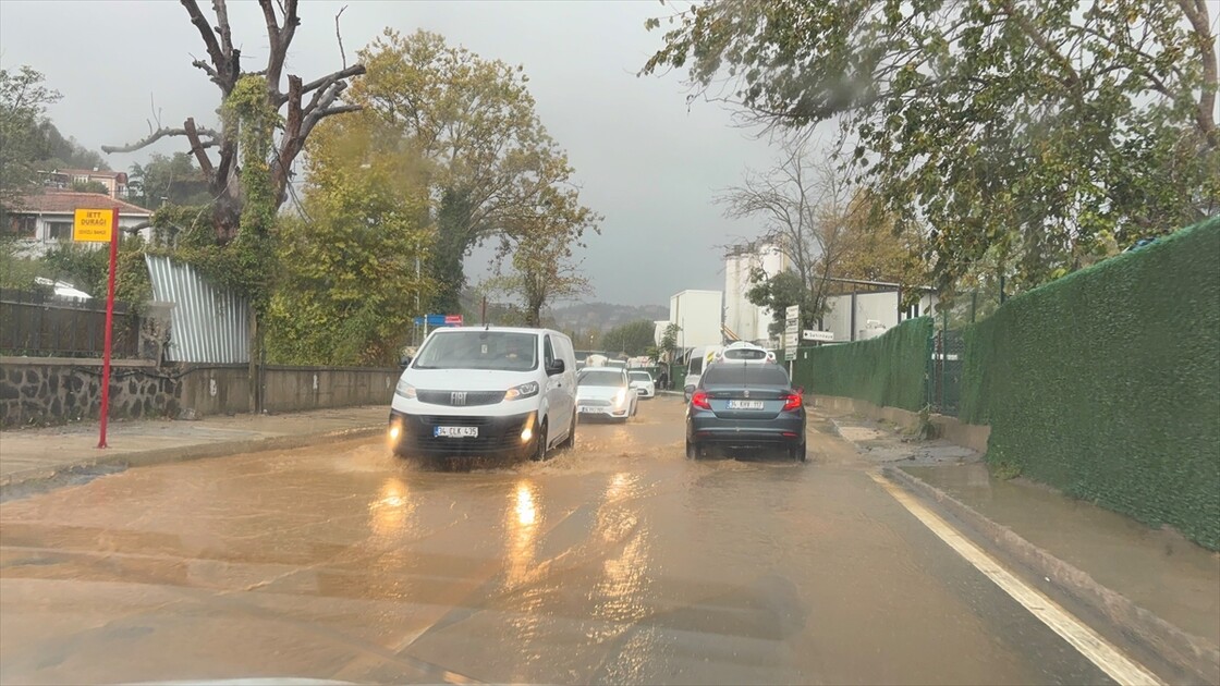 İstanbul'da sağanak hayatı olumsuz etkiledi