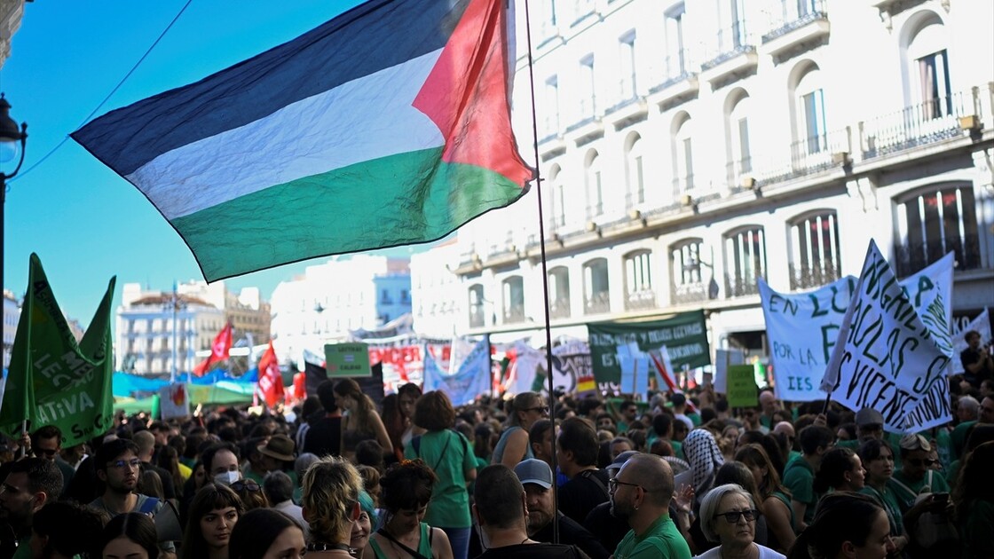İspanya'nın başkenti Madrid'de öğretmenler greve, öğrenciler gösterilere başladı