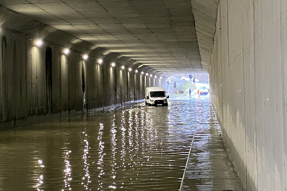 İstanbul'da sağanak hayatı olumsuz etkiledi