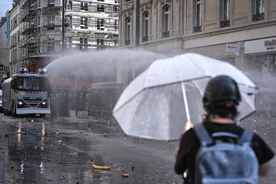 Paris’teki gösterilerde gerginlik tırmanıyor