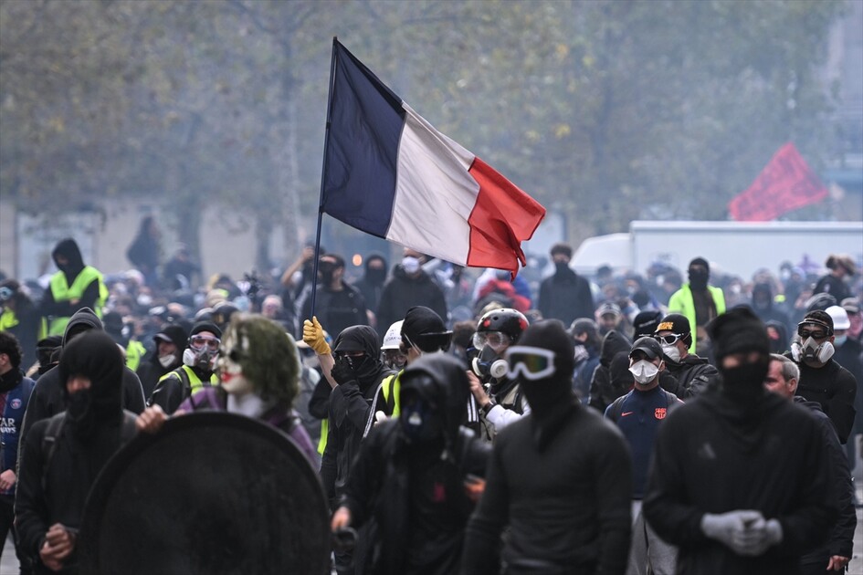Paris’teki gösterilerde gerginlik tırmanıyor
