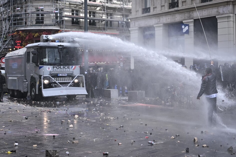 Paris’teki gösterilerde gerginlik tırmanıyor