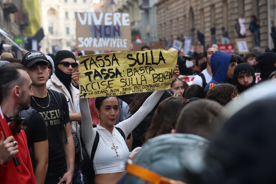 İtalya'da hükümet karşıtı protestolar olaylı geçti