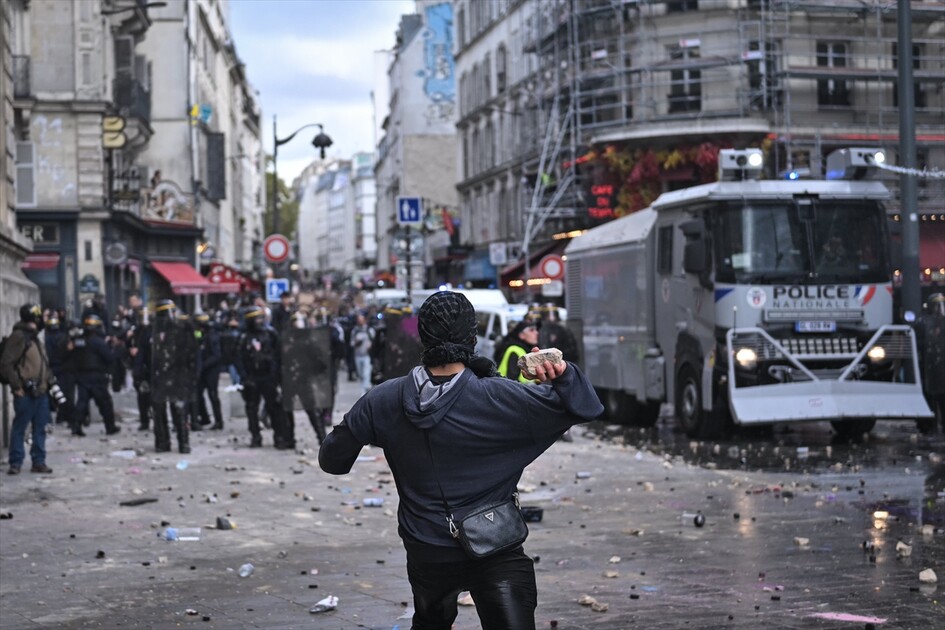 Paris’teki gösterilerde gerginlik tırmanıyor