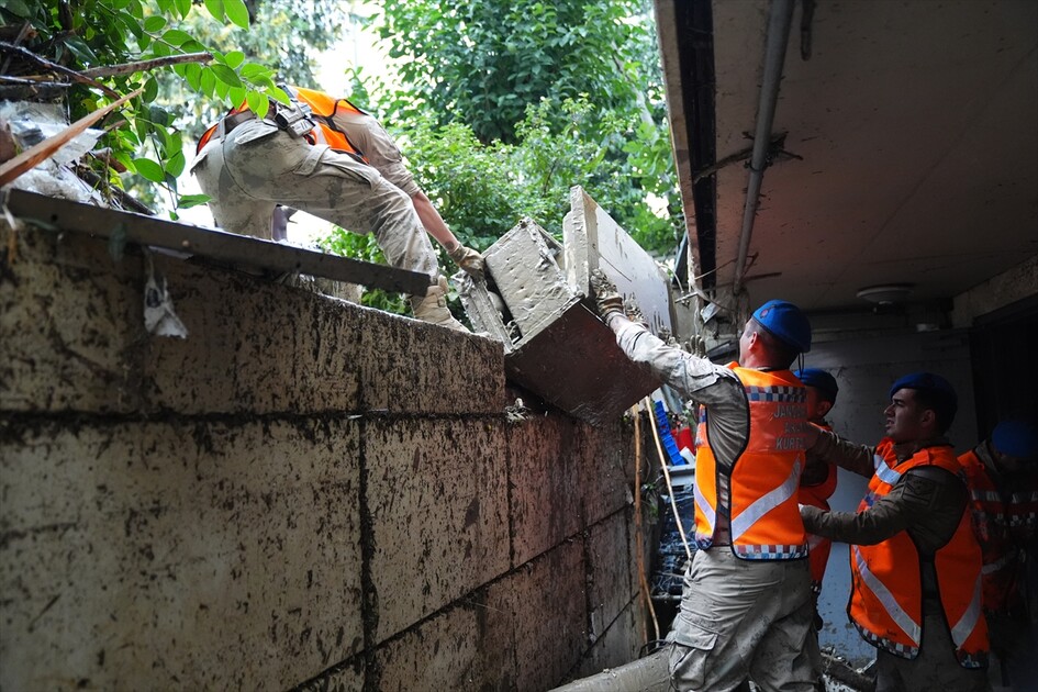 İstanbul'da sağanağın ardından hasarın izleri siliniyor