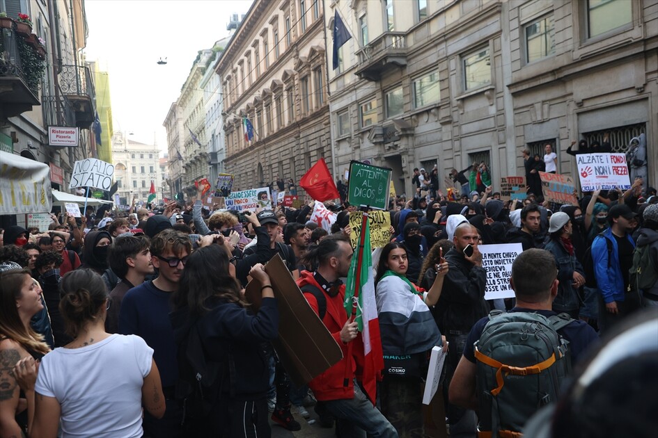 İtalya'da hükümet karşıtı protestolar olaylı geçti
