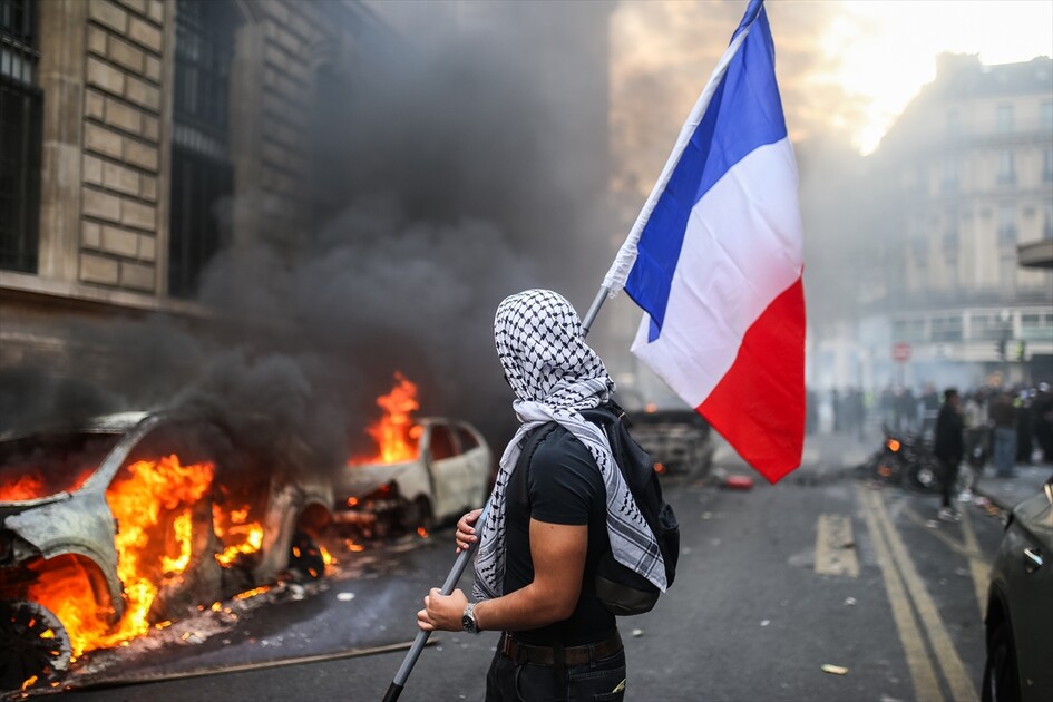 Paris’teki gösterilerde gerginlik tırmanıyor
